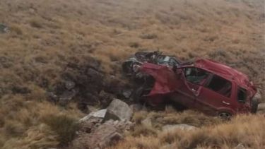 Camioneta desbarrancó en Salta y dos mujeres murieron