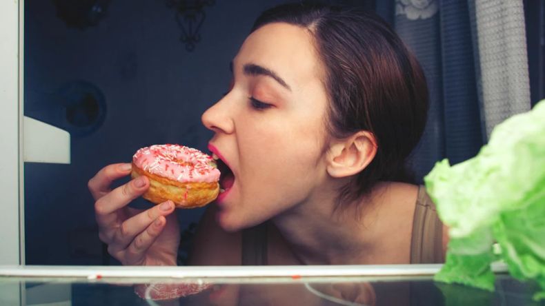 Por qué aparecen los antojos nocturnos y cómo reducirlos.