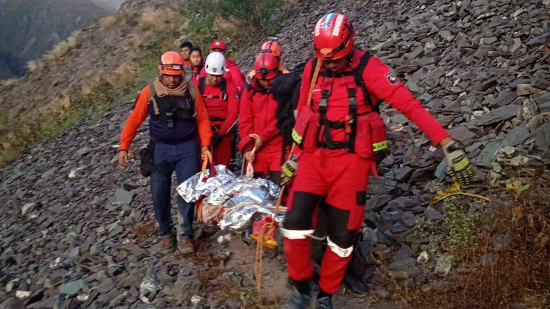 Rescataron a un hombre de 79 años tras caer por un barranco camino al Chañi