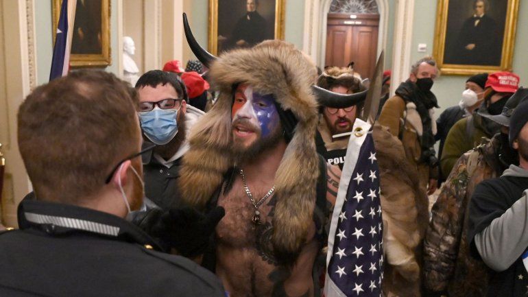 Arrestaron al hombre que asaltó el Capitolio con cuernos ...