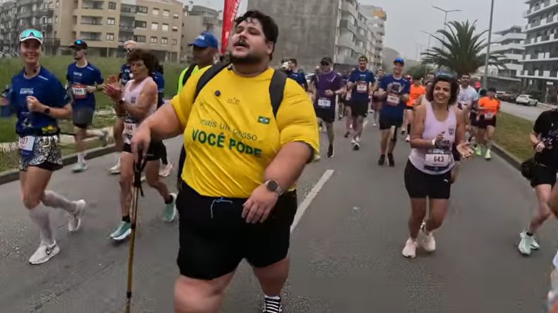 Bajó más de 100 kilos y completó el Maratón de Europa a su ritmo con bastón.
