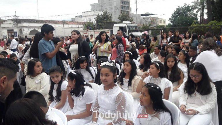 Primera Comunión (imagen de archivo) Primera Comunión (imagen de archivo)