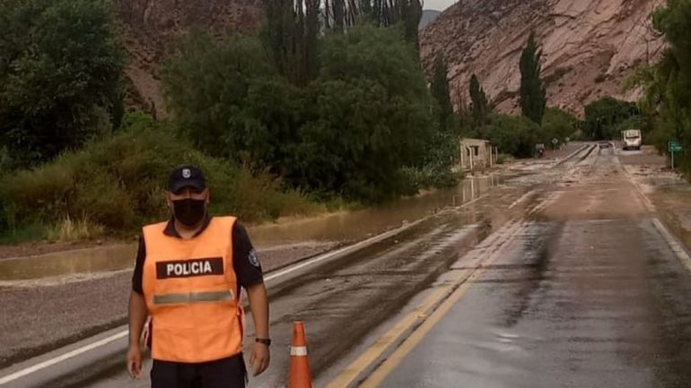Ruta 9 cortada en Tilcara por crecida del río
