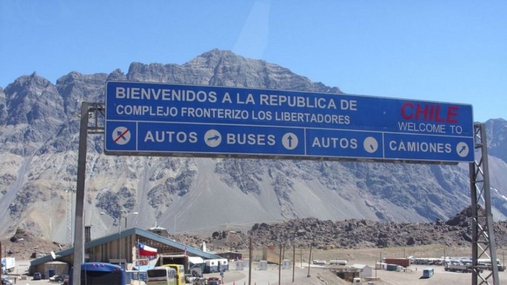 Chile reabre pasos fronterizos con Argentina