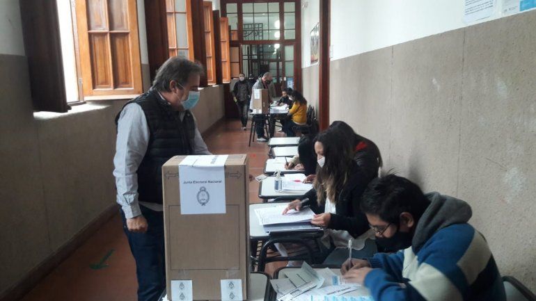 El presidente del bloque de la UCR votó en la Escuela Belgrano para las Elecciones 2021.