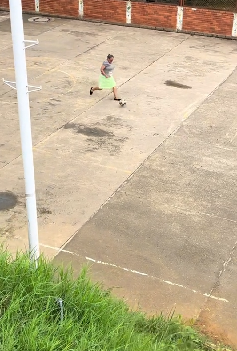 Abuela es filmada jugando al fútbol con su nieto y emociona a todos