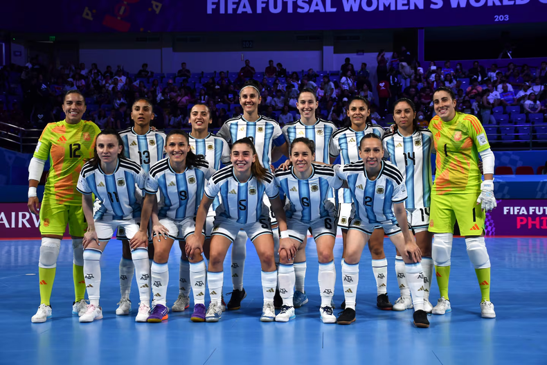 La Selección Argentina de Futsal Femenino dio un paso firme rumbo a las semifinales del primer mundial de la historia al vencer 4-1 a Colombia en los cuartos de final. (Foto: X @Argentina)