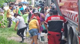 Camionescisternas con agua en los barrios sin servicio