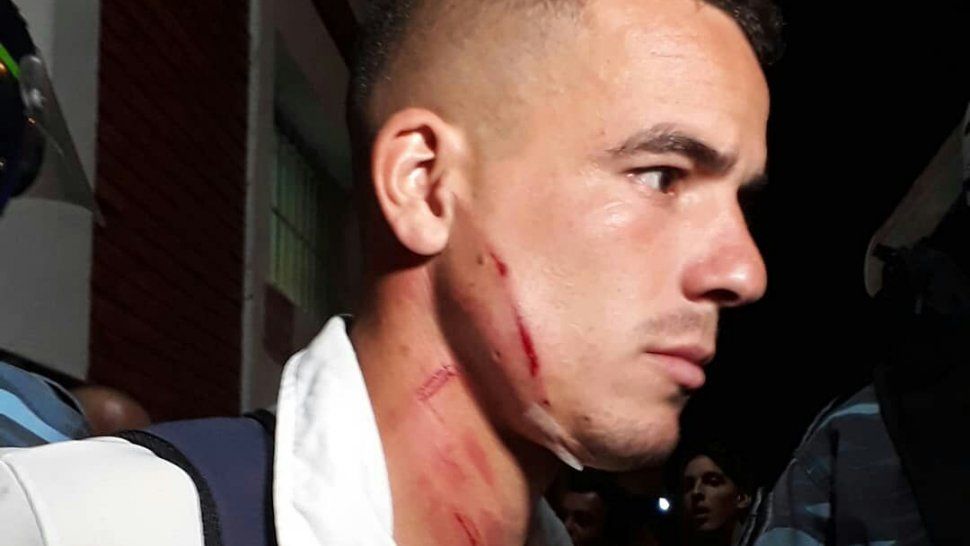 Criminal patada voladora en un partido de la B Nacional