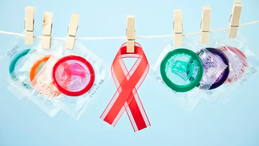 El preservativo es el único método que, además de evitar el embarazo, previene infecciones de transmisión sexual (Getty)