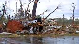 Misisipi enfrenta una devastación tras tornados que mataron al menos a 25 personas.