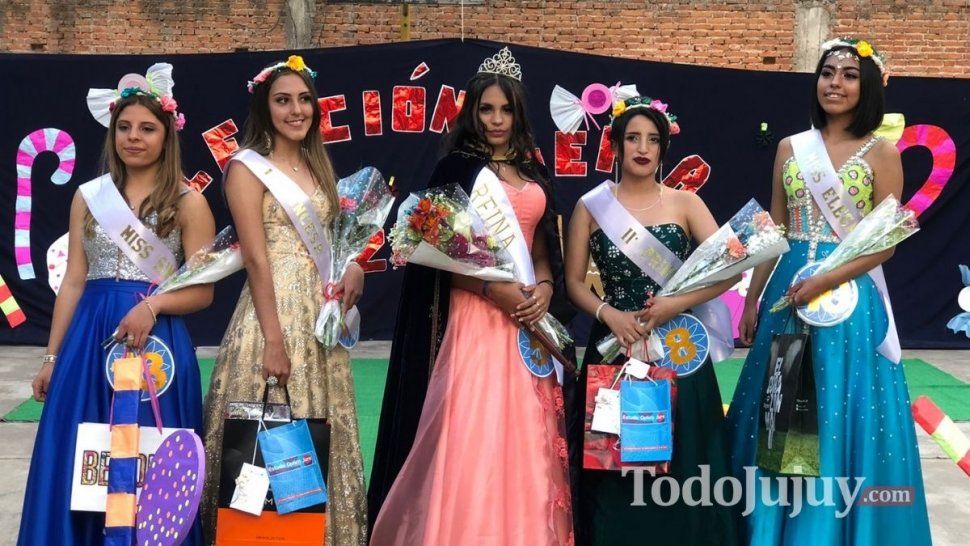 La reina del Provi 3 junto a sus princesas.