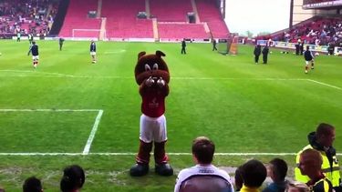 Arrestaron a la mascota de un equipo inglés