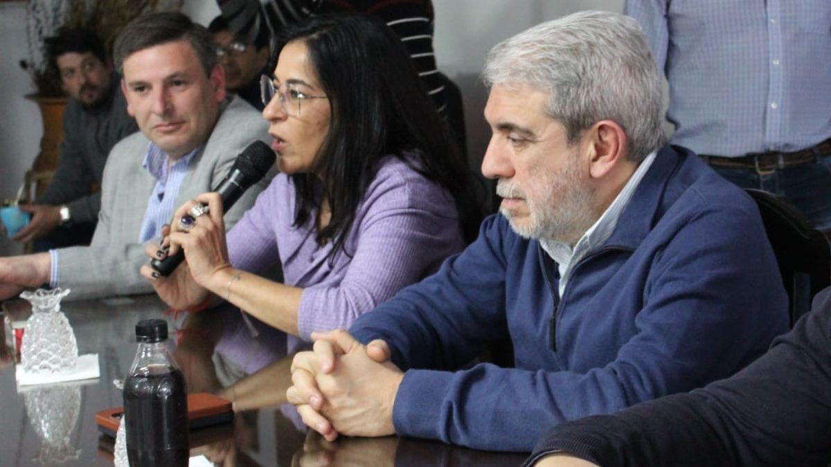 Aníbal Fernández junto con Carolina Moisés