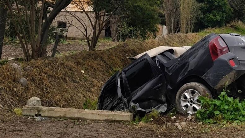 Grave accidente en Perico: una camioneta cayó a un canal