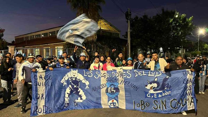 Multitudinario banderazo de hinchas en apoyo a Gimnasia de Jujuy Multitudinario banderazo de hinchas en apoyo a Gimnasia de Jujuy
