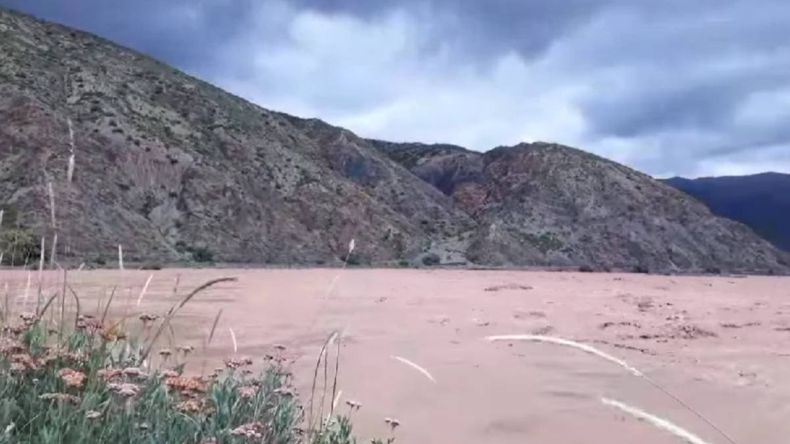 Por crecida de ríos y arroyos la Ruta 40 está intransitable en Jujuy - Imagen de archivo