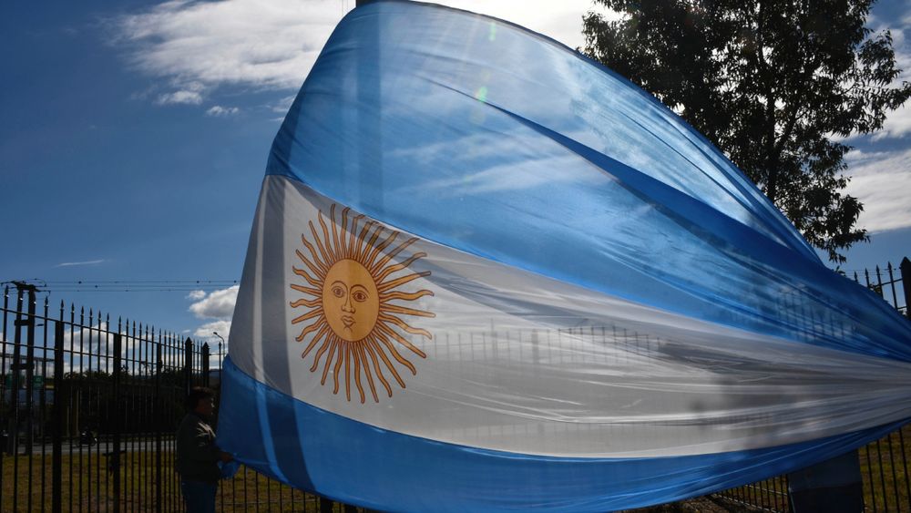 Repusieron las banderas en el parque del acceso sur