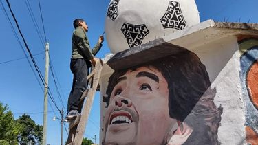 Así se creó el mural de Maradona con la pelota en 3D