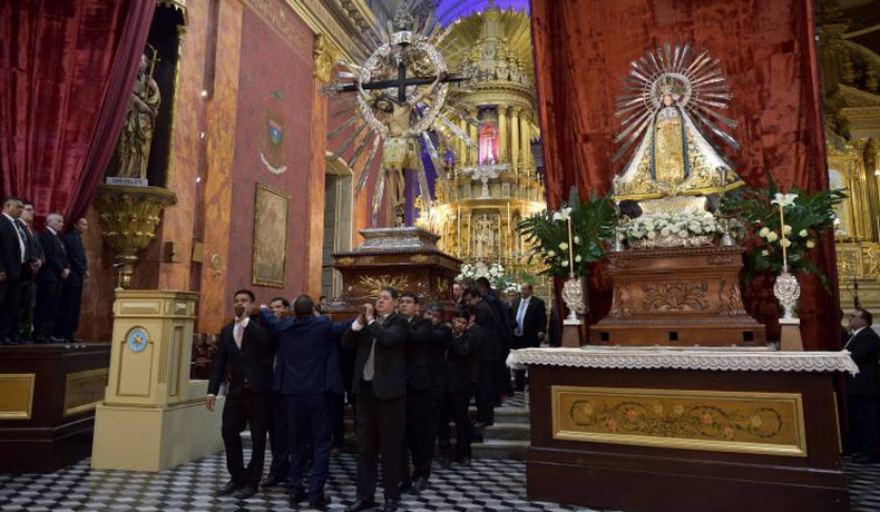 Entronización del Señor y la Virgen del Milagro: El arzobispo finalizó su mensaje haciendo un llamado especial por los jóvenes, pidiendo a Dios que recuperen el entusiasmo por la vida y el deseo de entregarla en servicio y en amor: 