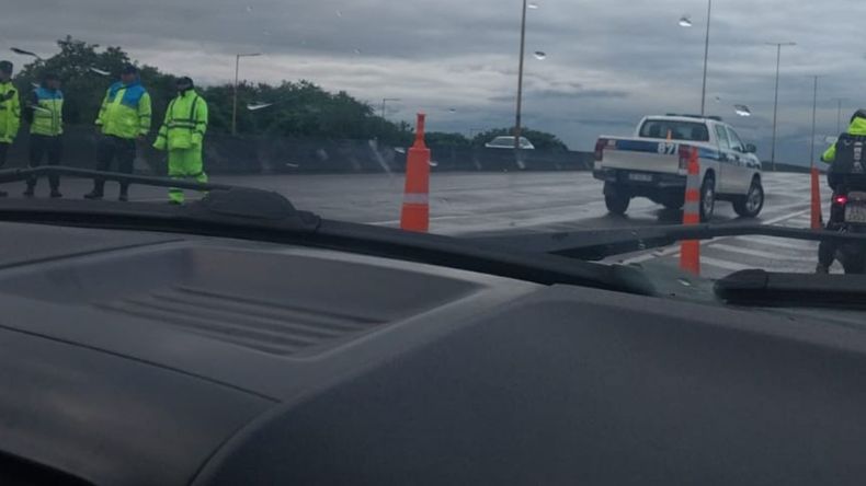 Corte total momentáneo en Av. Savio por acumulación de agua en la ruta