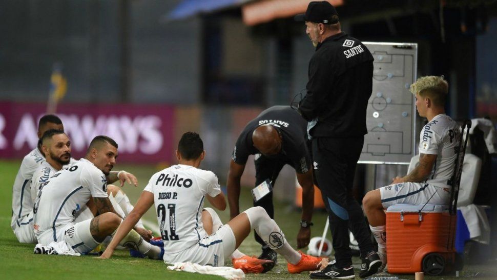 Boca pedirá los puntos: dos jugadores de Santos dieron positivo de Covid-19