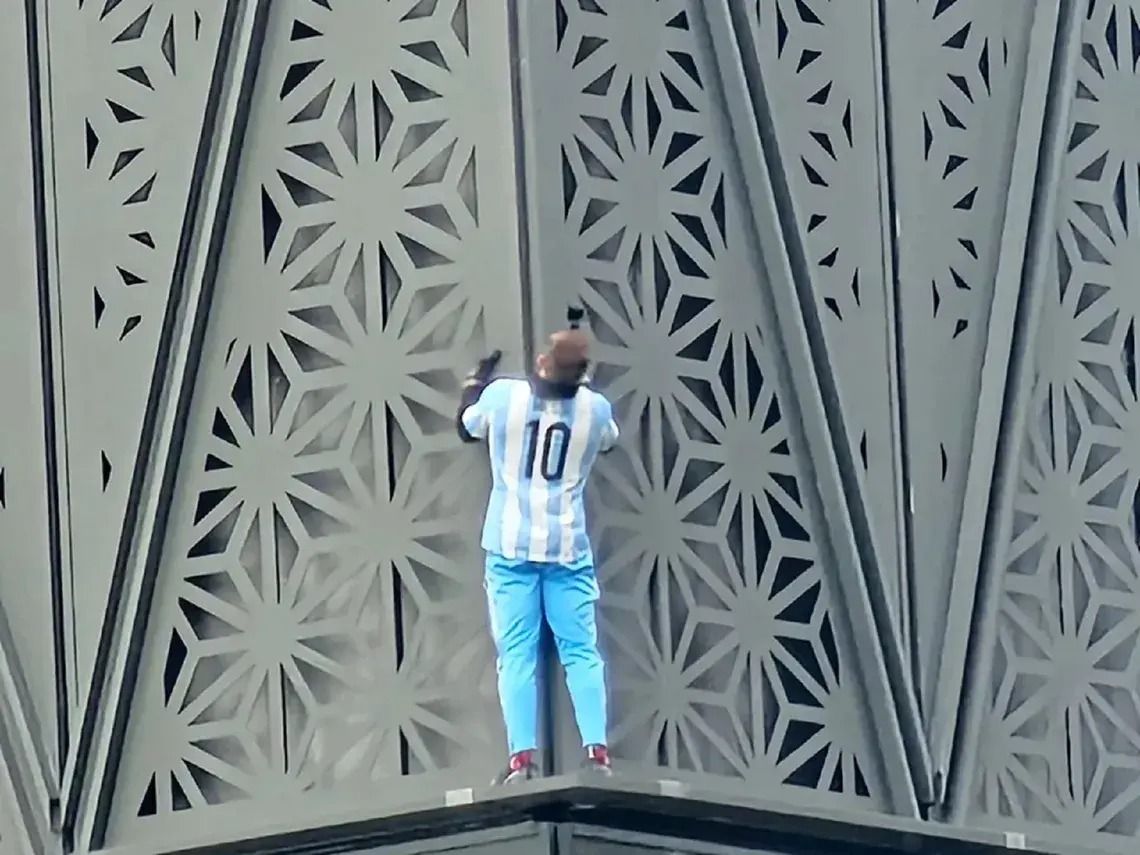 Quién es el influencer polaco que se trepó en un edificio en Puerto Madero.&nbsp;
