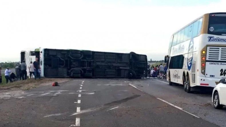 Tragedia en Buenos Aires: volcó un micro en la ruta y hay dos niñas muertas