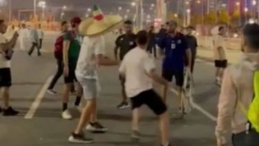 Hinchas de Argentina y México, envueltos en un violento enfrentamiento.&nbsp;