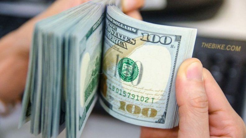 A horas de las elecciones, el dólar sube otra vez y supera los 63 pesos