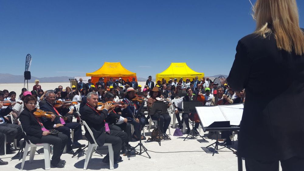¡Espectacular! Una función del Colón en las Salinas Grandes: sinfónica, artistas y paisaje
