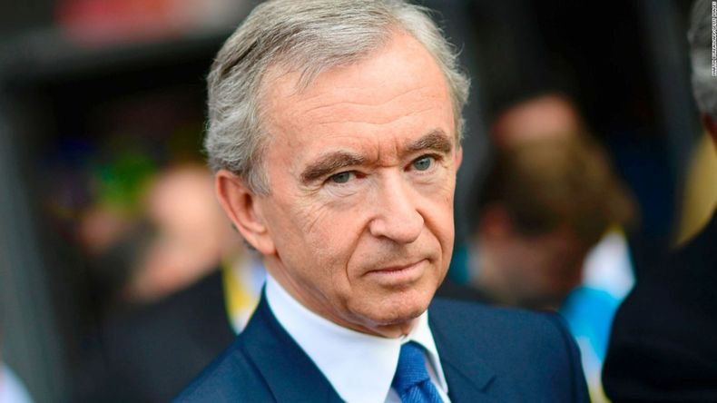 Bernard Arnault, CEO de Louis Vuitton, quedó primero en la lista de hombres más ricos del mundo.&nbsp;