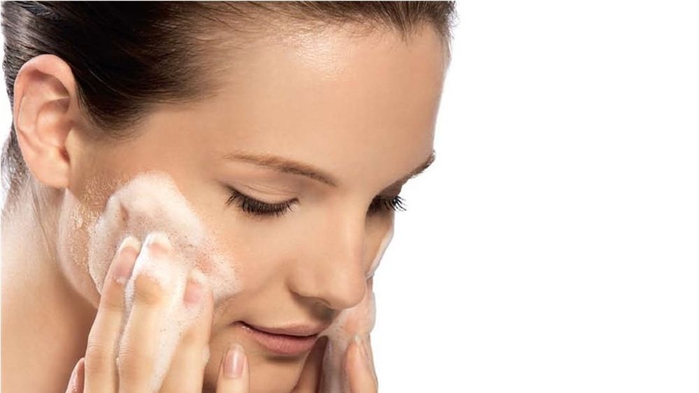 Gestos que afectan a tu piel