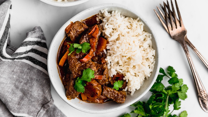 Las carnes rojas tienen un alto contenido de proteínas, esenciales para el crecimiento, reparación y mantenimiento de los tejidos corporales. Buena fuente de hierro, ricas vitaminas B12 y B16, para un buen funcionamiento del sistema nervioso, la producción de glóbulos rojos y el metabolismo energético.