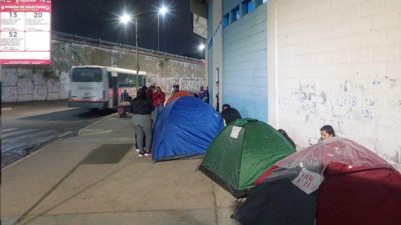 Fanáticos de Cazzu acampan en el estadio 23 de Agosto