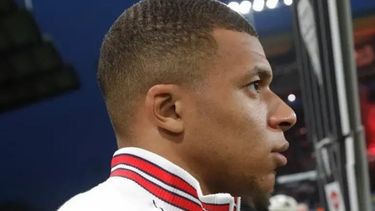 Mbappé habría llegado a un acuerdo con el PSG y seguiría jugando al lado de Lionel Messi.&nbsp;