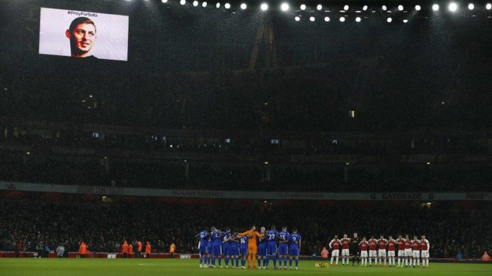 El Cardiff City y Arsenal le brindaron un sentido homenaje a Emiliano Sala
