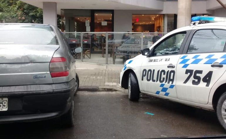 PATRULLERO TAPANDO LA RAMPA DE DISCAPACITADOS.jpg