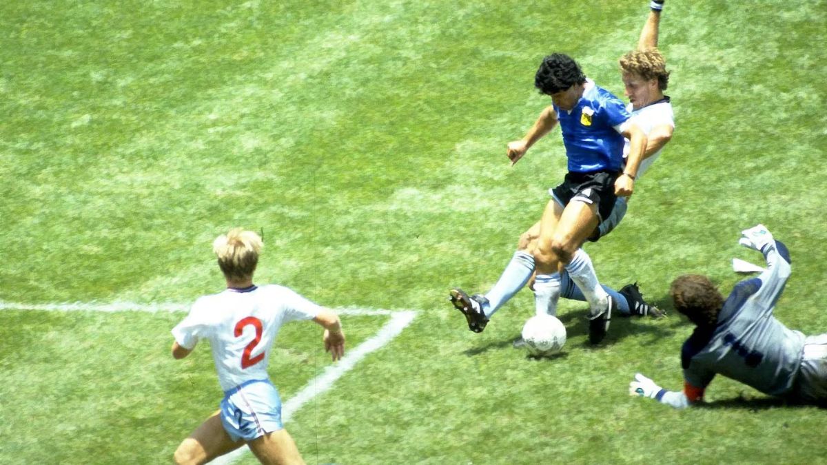 Subastan la pelota con la que Maradona anotó sus históricos goles ante Inglaterra en México 86.
