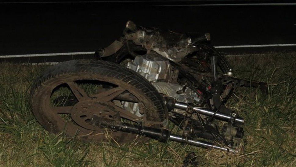 dos jovenes motociclistas perdieron la vida luego de ser chocados por un auto