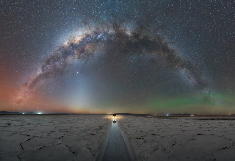 Vía Láctea - Universo de sal Alejandra Heis se propuso recorrer Argentina en busca de los lugares más emblemáticos del país, pero quería mostrarlos de una forma distinta. No he experimentado verdaderamente un lugar hasta que lo veo de noche –afirma–. pues ese es un momento en el que los sentidos se agudizan y se conecta con el entorno de un modo más profundo. Foto: Alejandra Heis