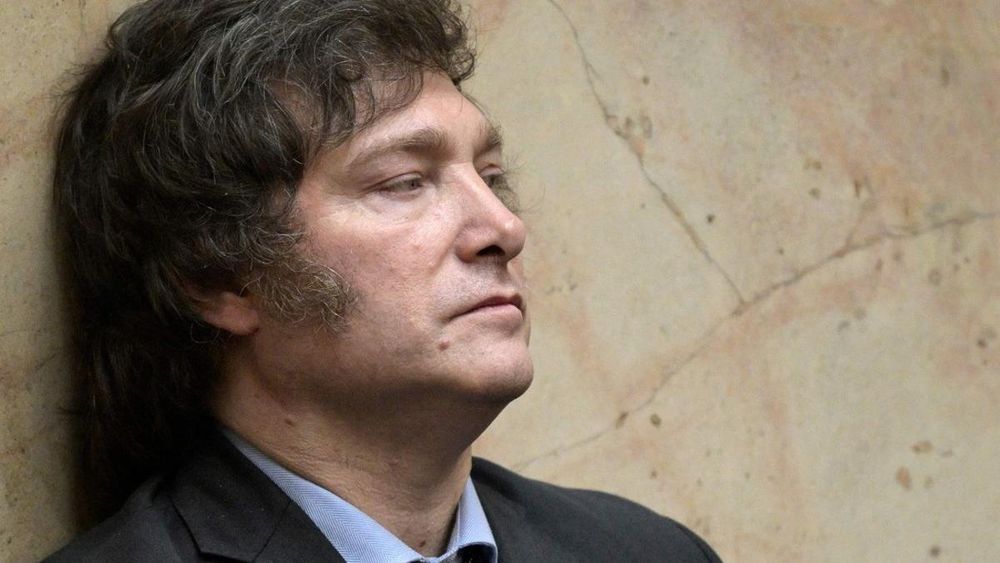 El artículo 4 desvincula los aumentos de los cargos jerárquicos de la homologación de los acuerdos paritarios de los trabajadores estatales.