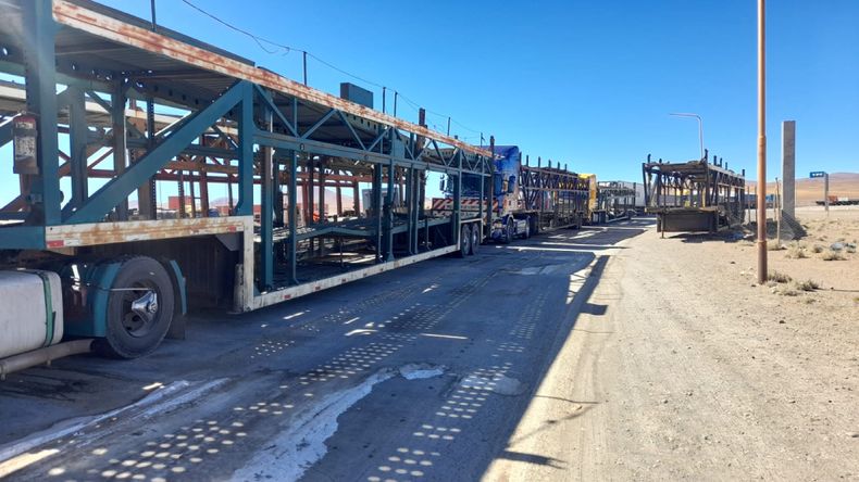 Camioneros varados en el Paso de Jama