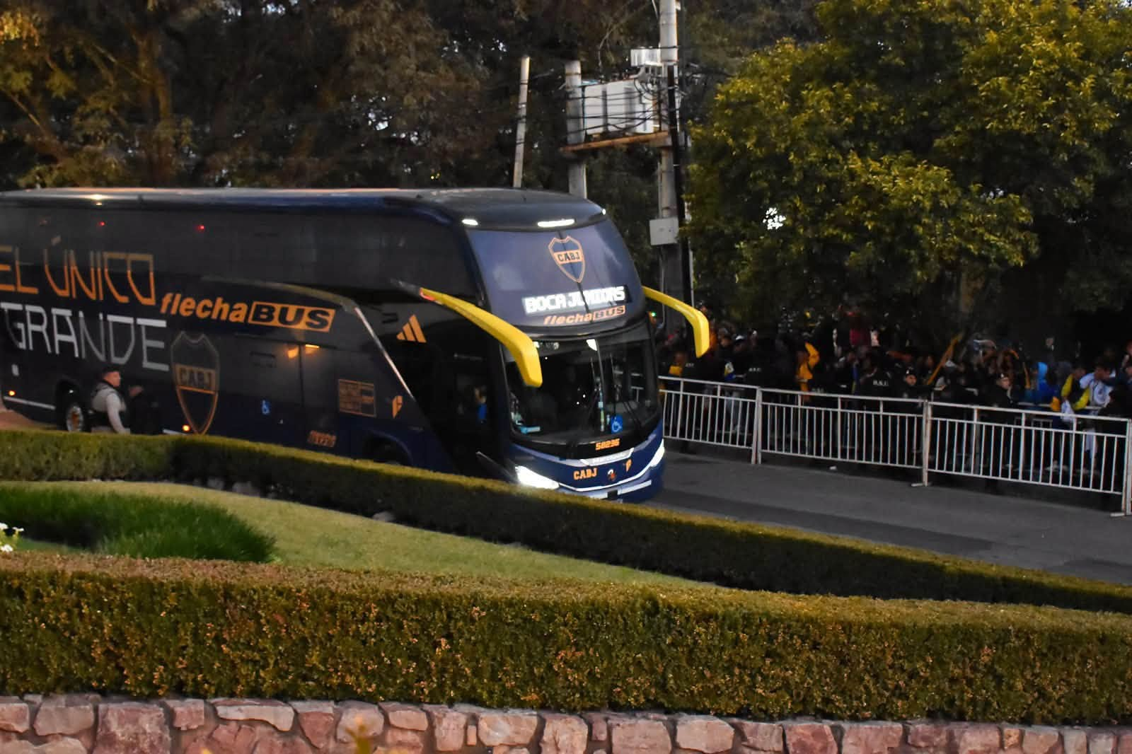 Boca llegó a Salta y fue recibido por cientos de hinchas antes del amistoso