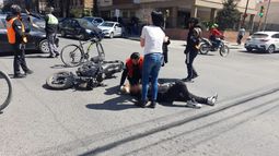 Un auto y una moto chocaron en pleno centro de la ciudad