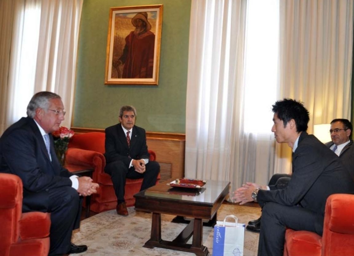 Fellner recibe a Tanimoto