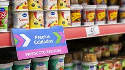 Precios Cuidados. Una góndola de lácteos exhibe el cartel del programa de control de precios.