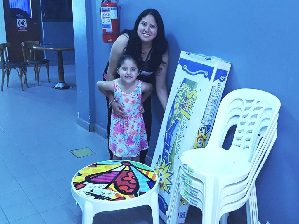 Tatiana junto a su Hija y el Kit de Vera