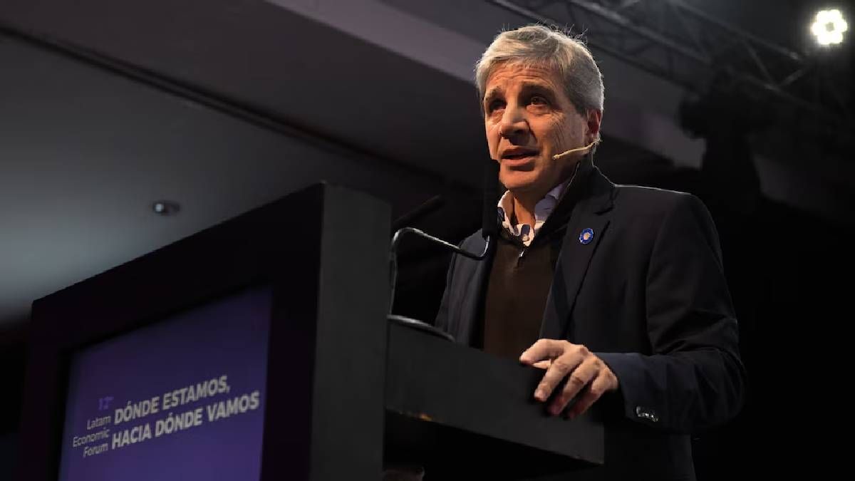 Luis Caputo aseguró que la economía “se va a llevar puesta a la política”