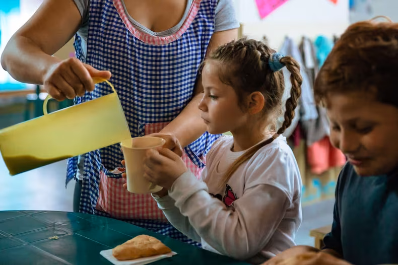 Las asignaciones cuentan con algunos extras como la Tarjeta Alimentar, una ayuda econ&oacute;mica para la cobertura de alimentos y bebidas, con el fin de alcanzar la Canasta B&aacute;sica Alimentaria (CBA).